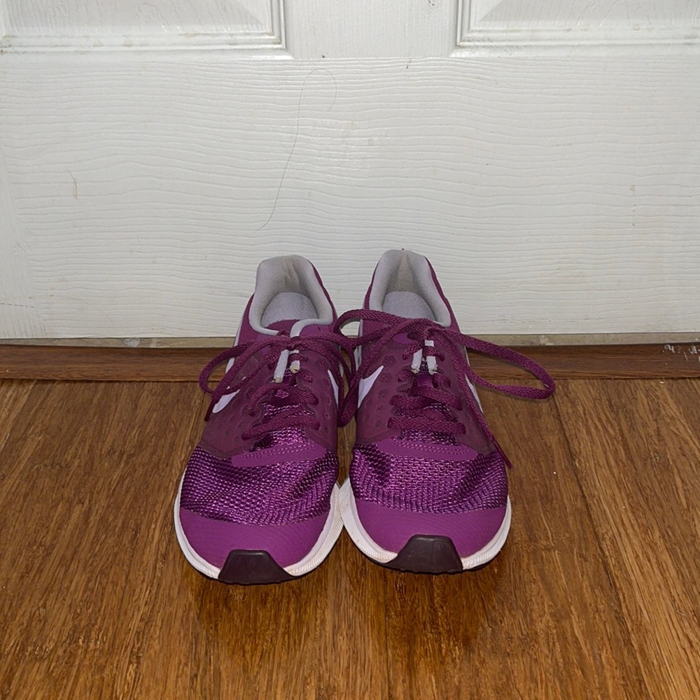 purple nike running shoes